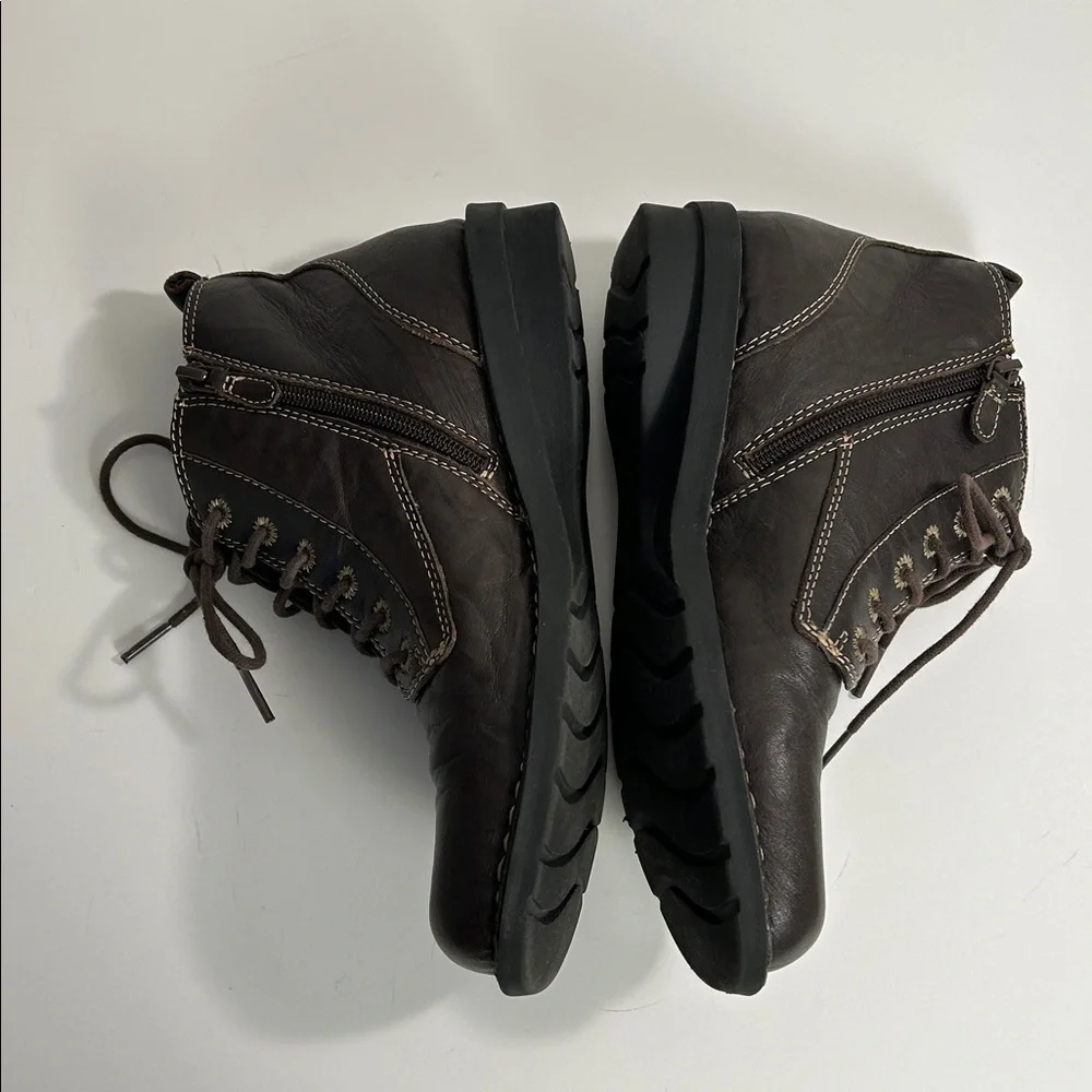Clark’s Dark Brown Leather Bendables Size 8 **WIDE Lace Up Ankle Boots